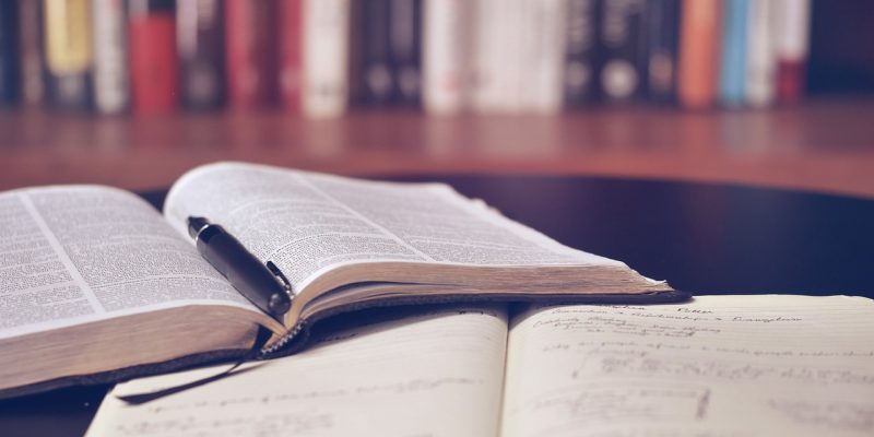 21世纪教育学习效果案例图，学生在书桌前认真做题，旁边放着平板显示21世纪教育平台界面，专注学习场景
